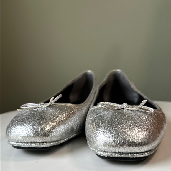 Tory Burch Laila 2 Driver Leather Ballet Flats Crinkle Metallic Silver Flaw - Picture 12 of 16